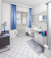 Großes Bad mit Dusche und WC