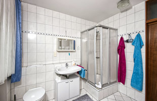 Großes Bad mit Dusche und WC